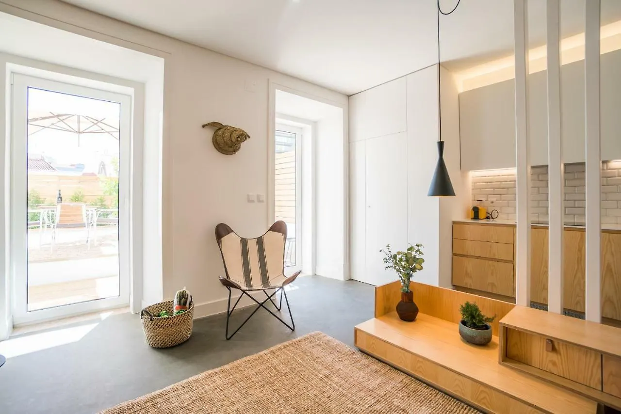 Wood Wall & Garden Apartment Lisboa