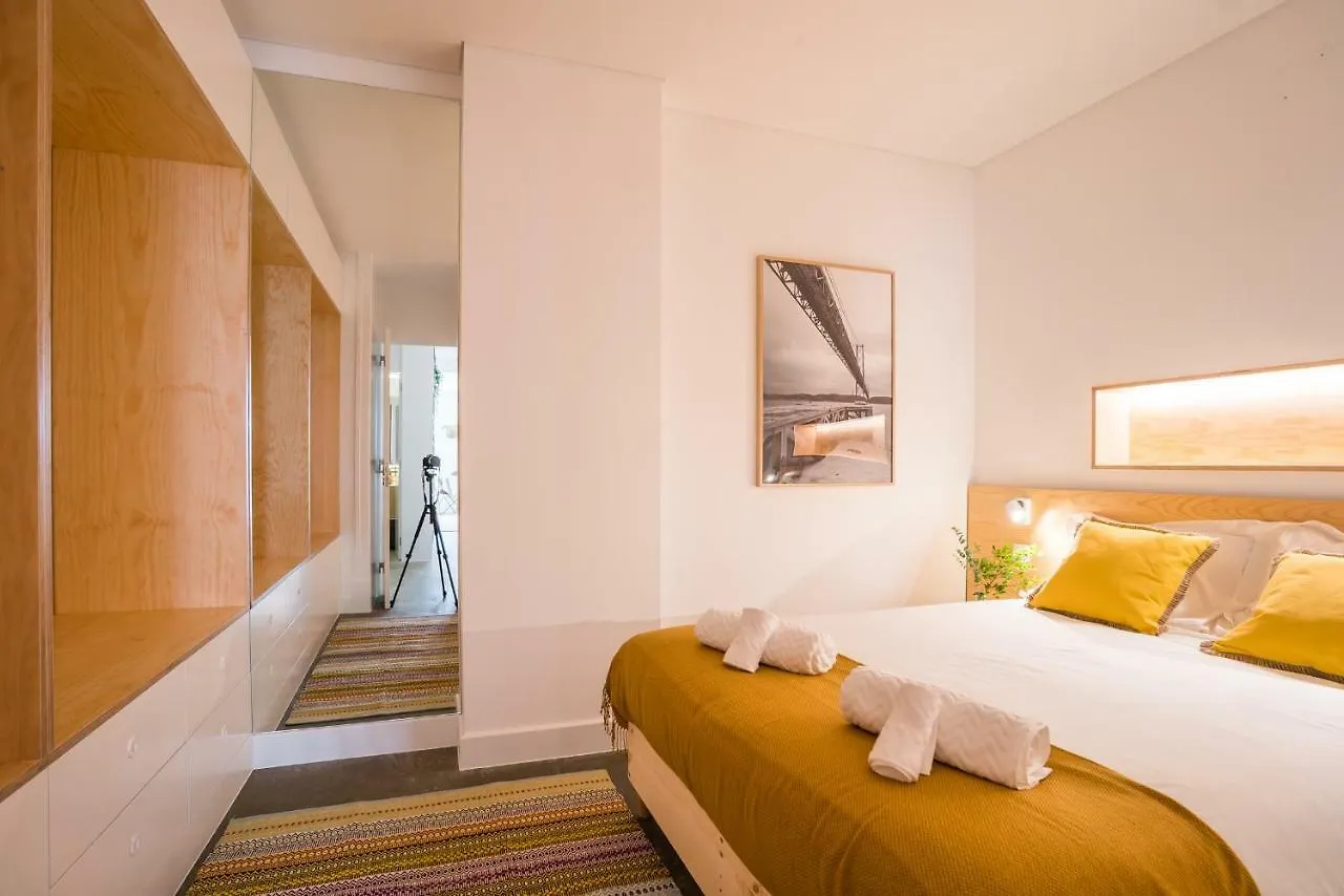Wood Wall & Garden Apartment Lisboa