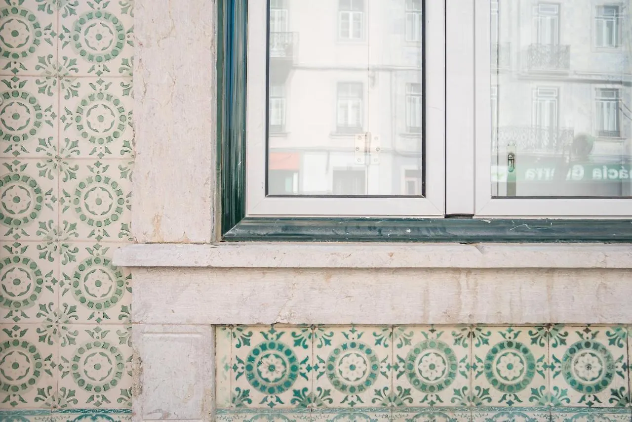 Wood Wall & Garden Apartment Lisboa