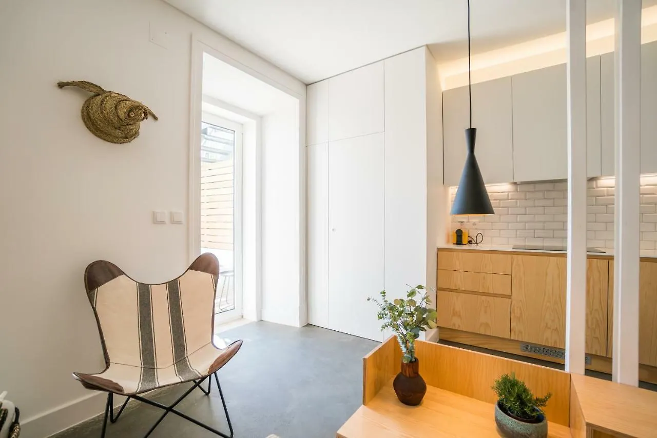 Wood Wall & Garden Apartment Lisbon