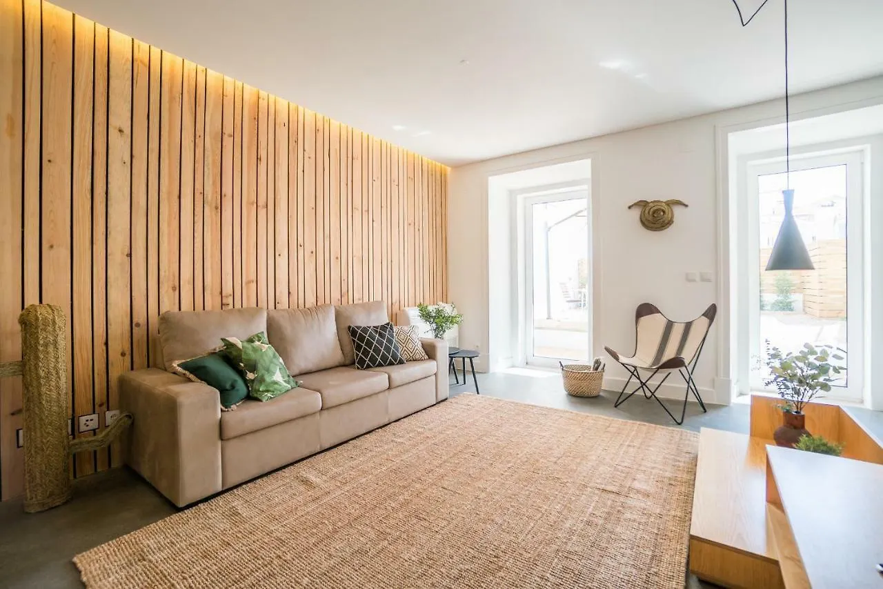 Wood Wall & Garden Apartment Lisbon