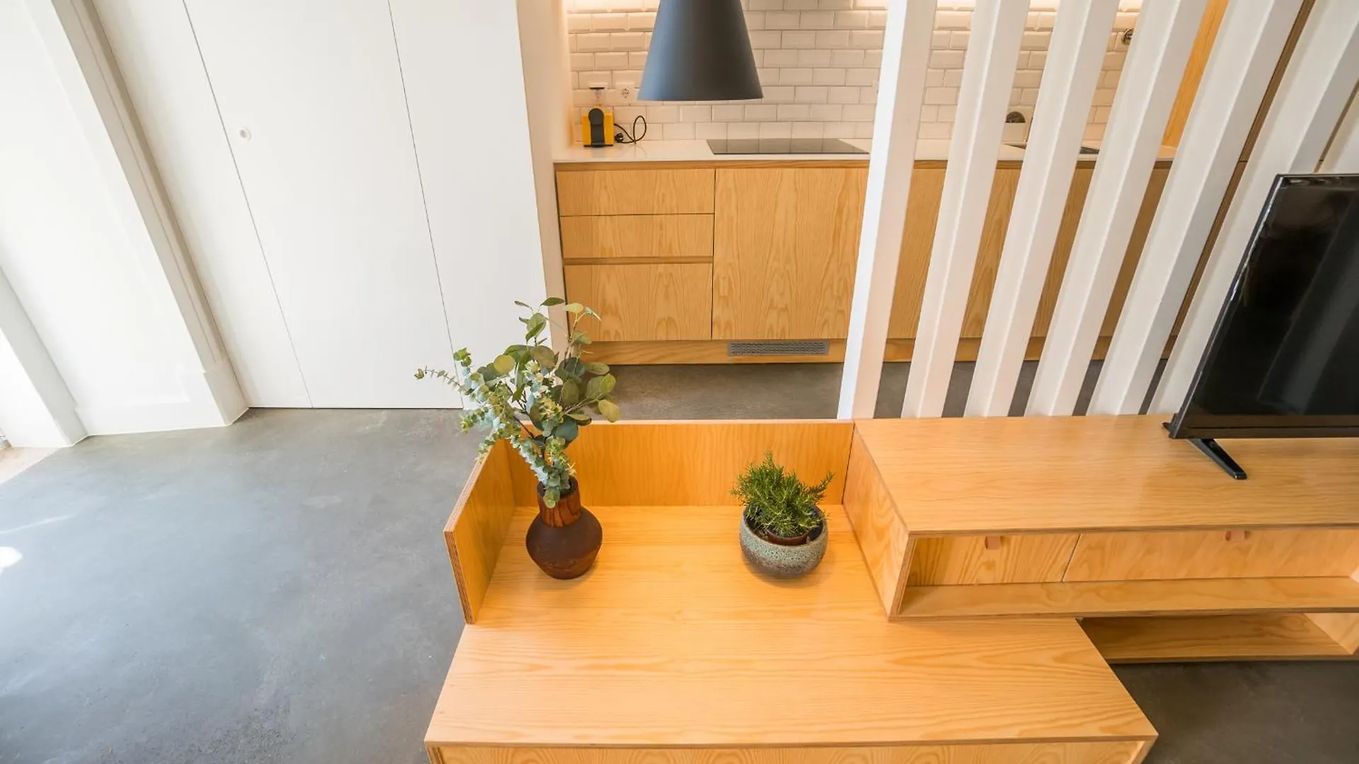 Wood Wall & Garden Apartment Lisbon
