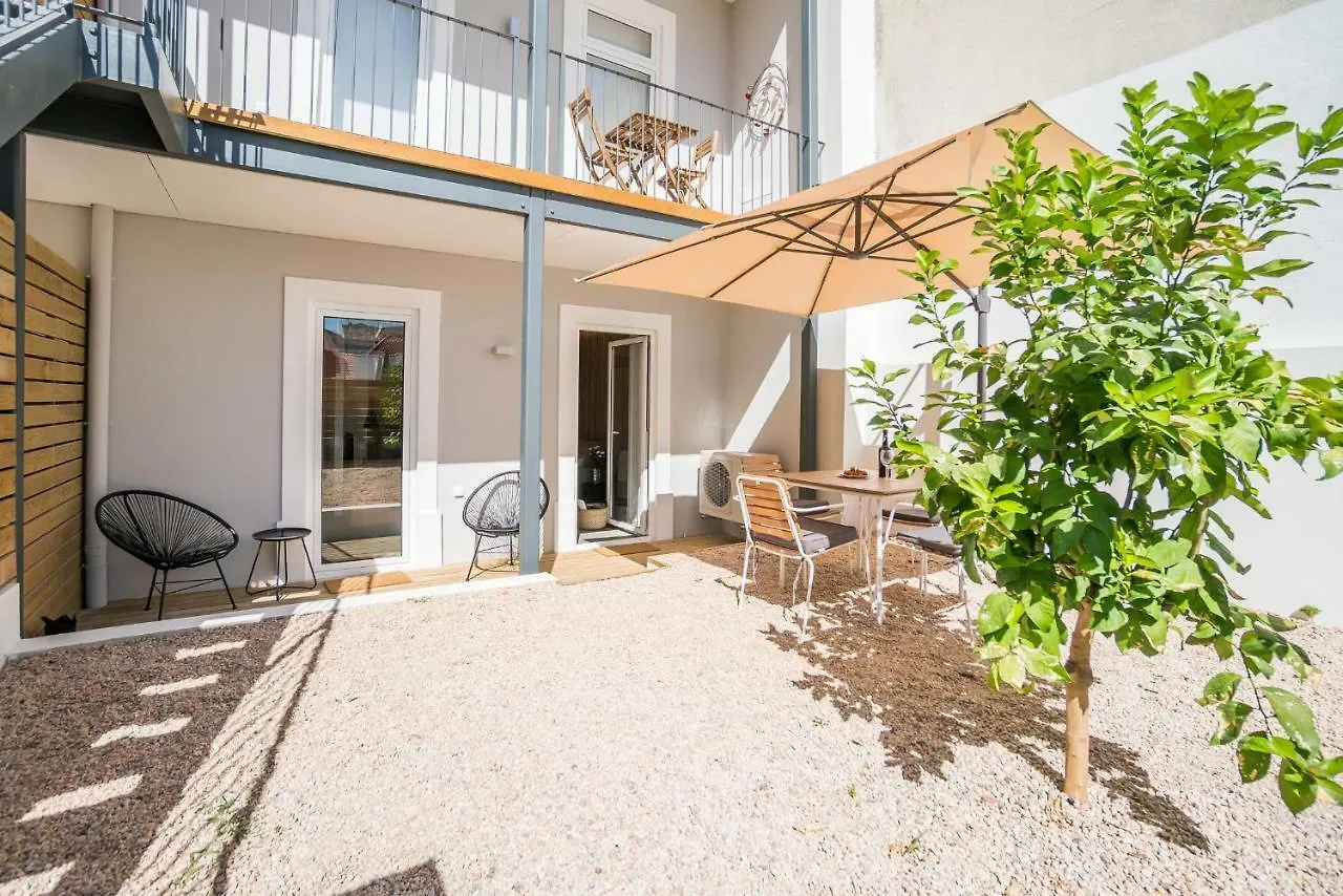 Wood Wall & Garden Apartment Lisbon