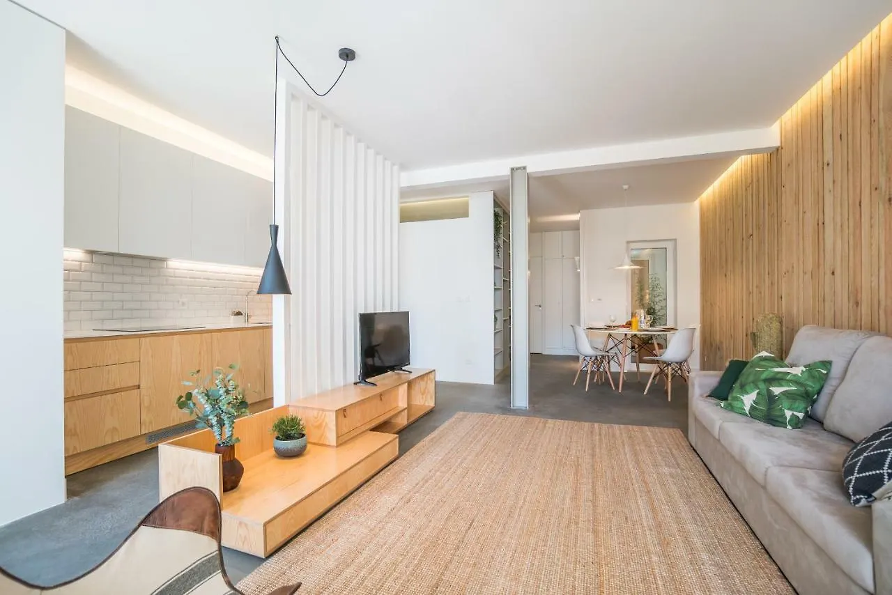 Wood Wall & Garden Apartment Lisbon