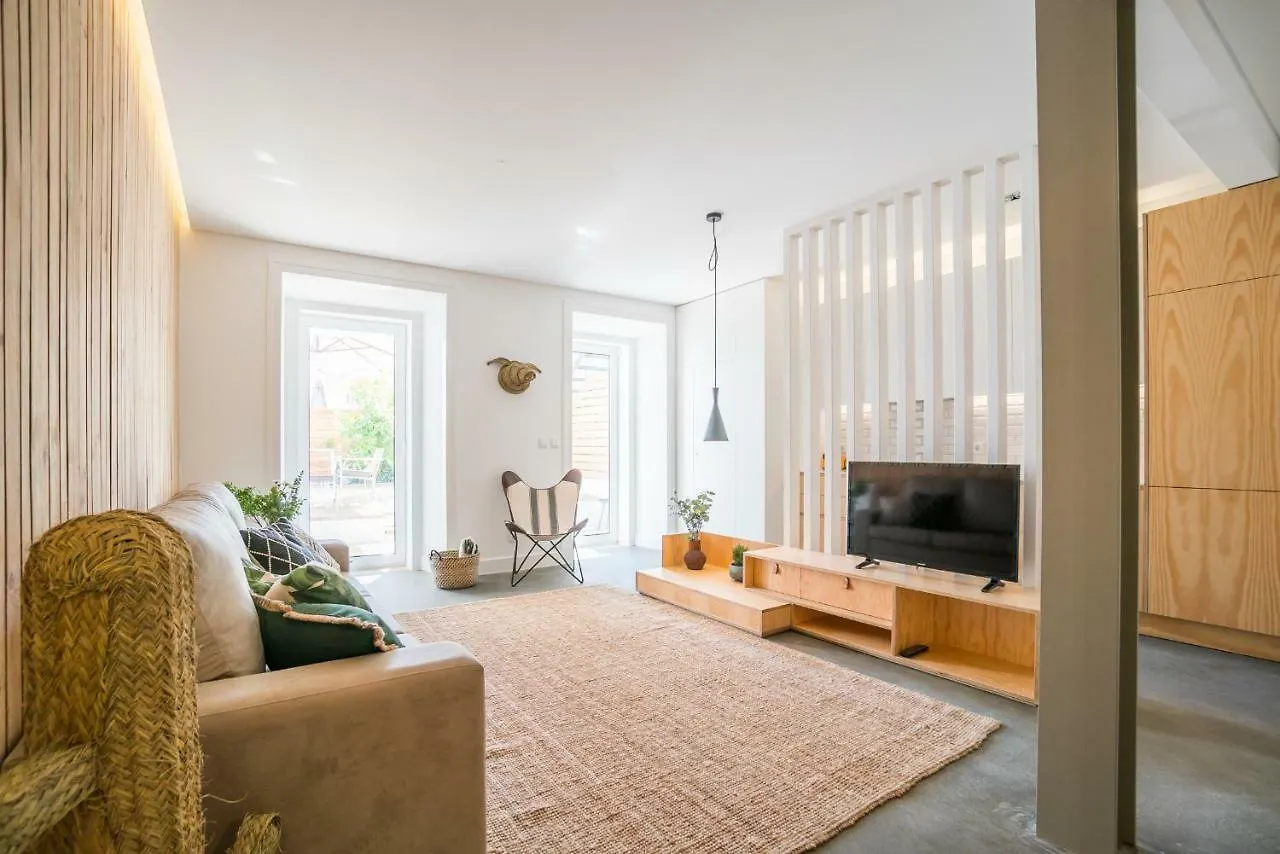 Wood Wall & Garden Apartment Lisbon