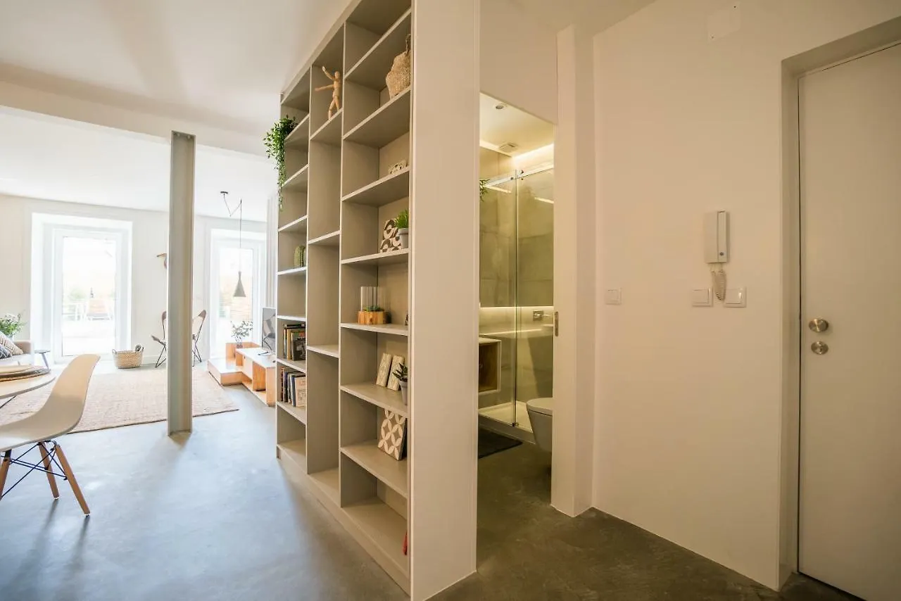 Wood Wall & Garden Apartment Lisbon