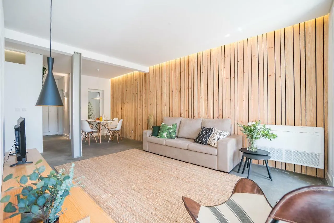 Wood Wall & Garden Apartment Lisbon 0*,