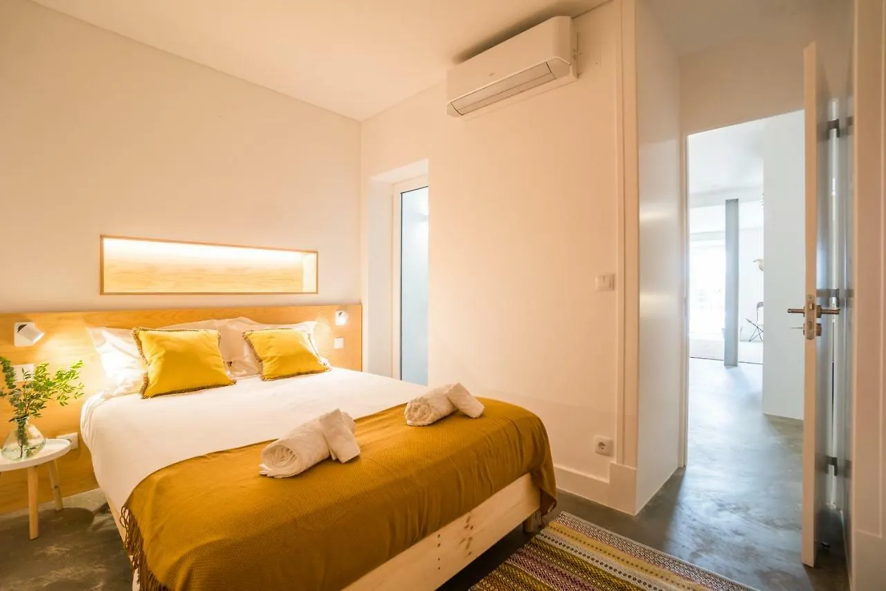 Wood Wall & Garden Apartment Lisbon