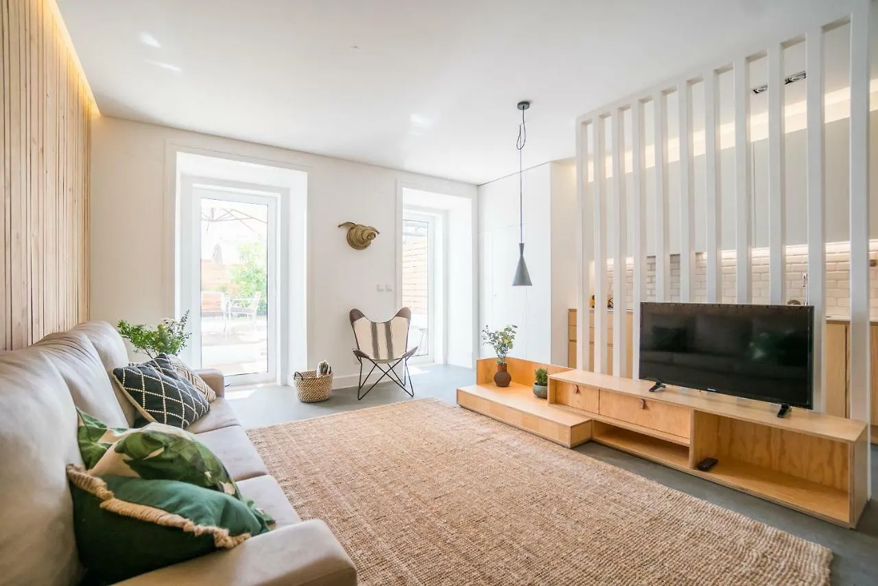 Wood Wall & Garden Apartment Lisbon