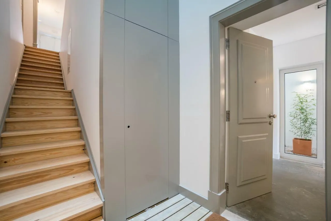 Wood Wall & Garden Apartment Lisbon