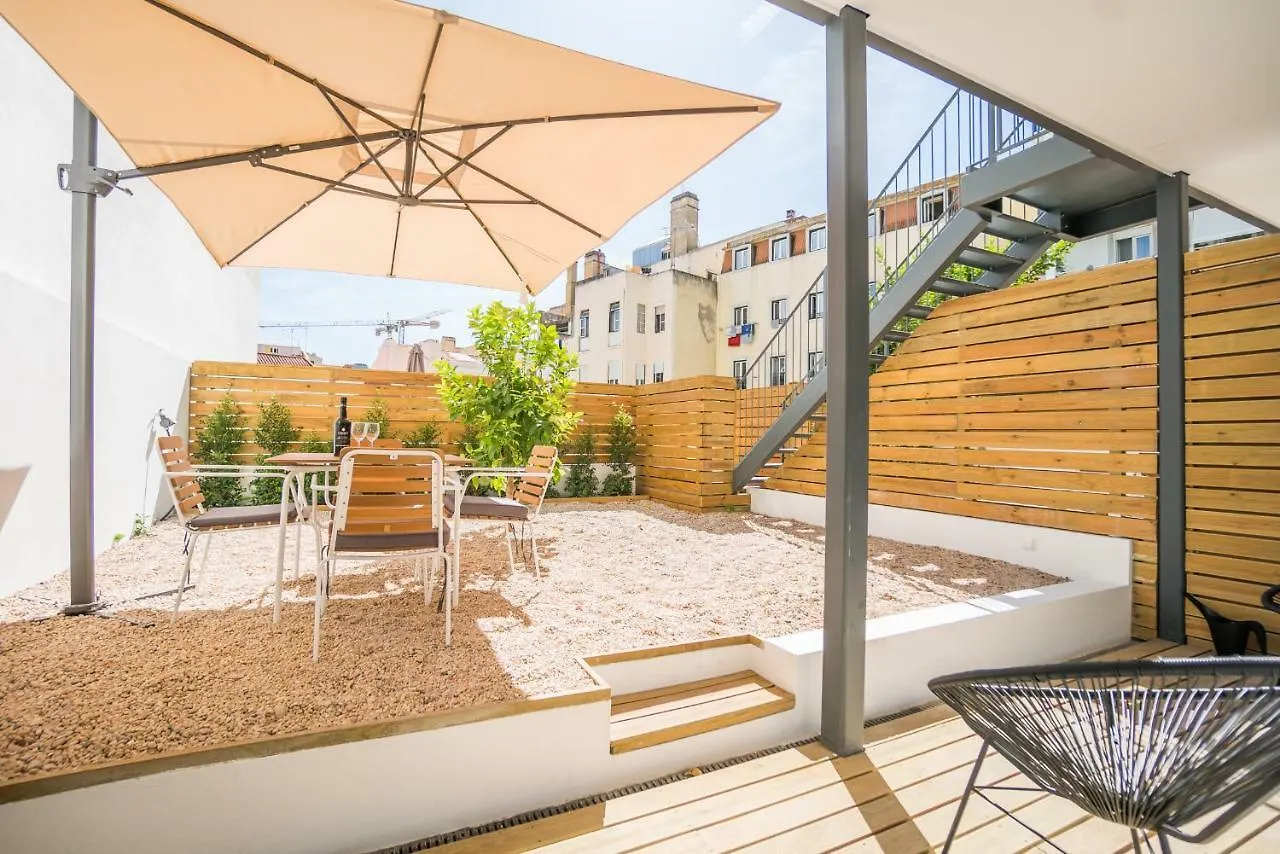 Wood Wall & Garden Apartment Lisbon