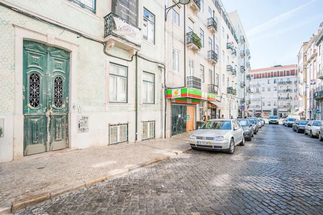 Wood Wall & Garden Apartment Lisbon