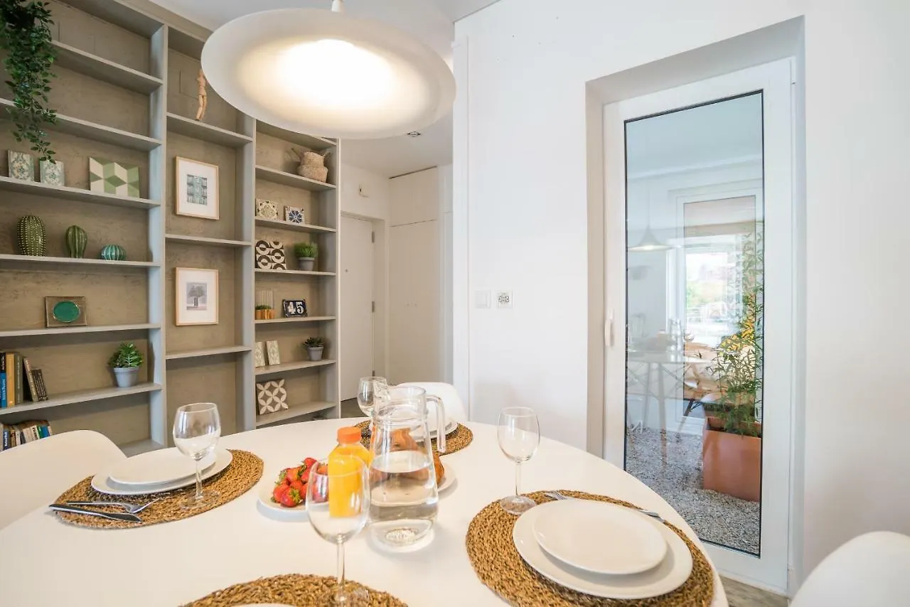 Wood Wall & Garden Apartment Lisbon