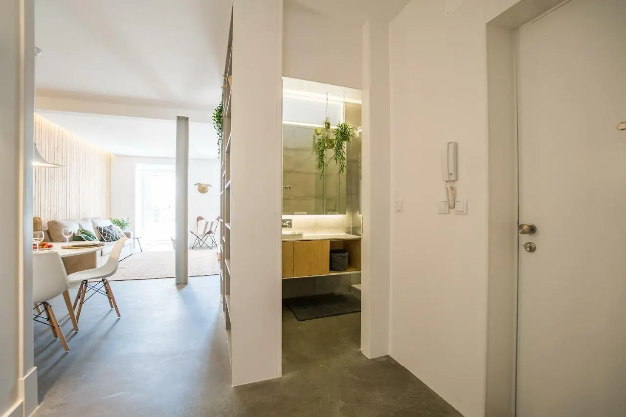 Wood Wall & Garden Apartment Lisbon