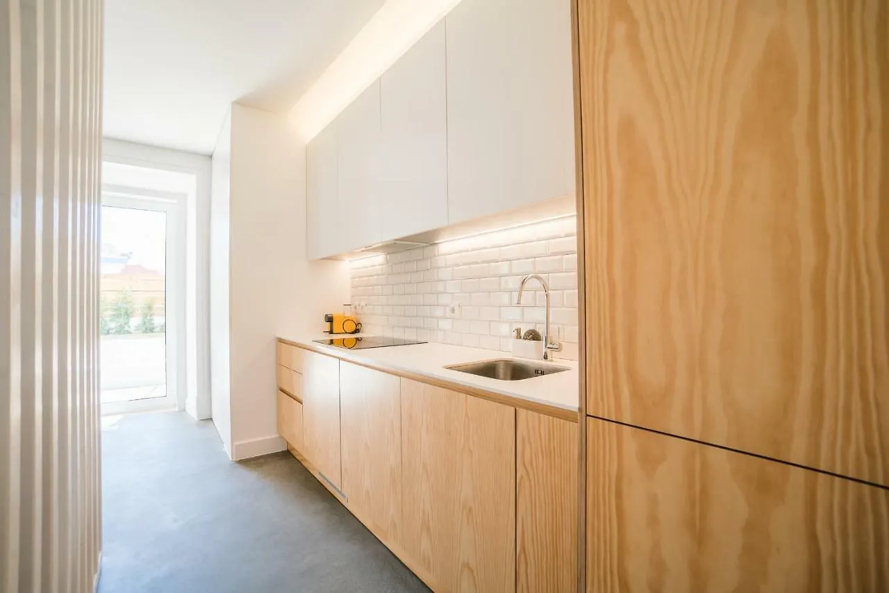 Wood Wall & Garden Apartment Lisbon