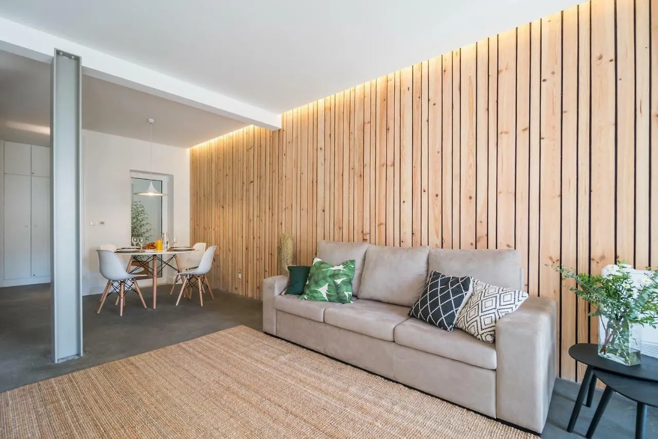 Wood Wall & Garden Apartment Lisbon