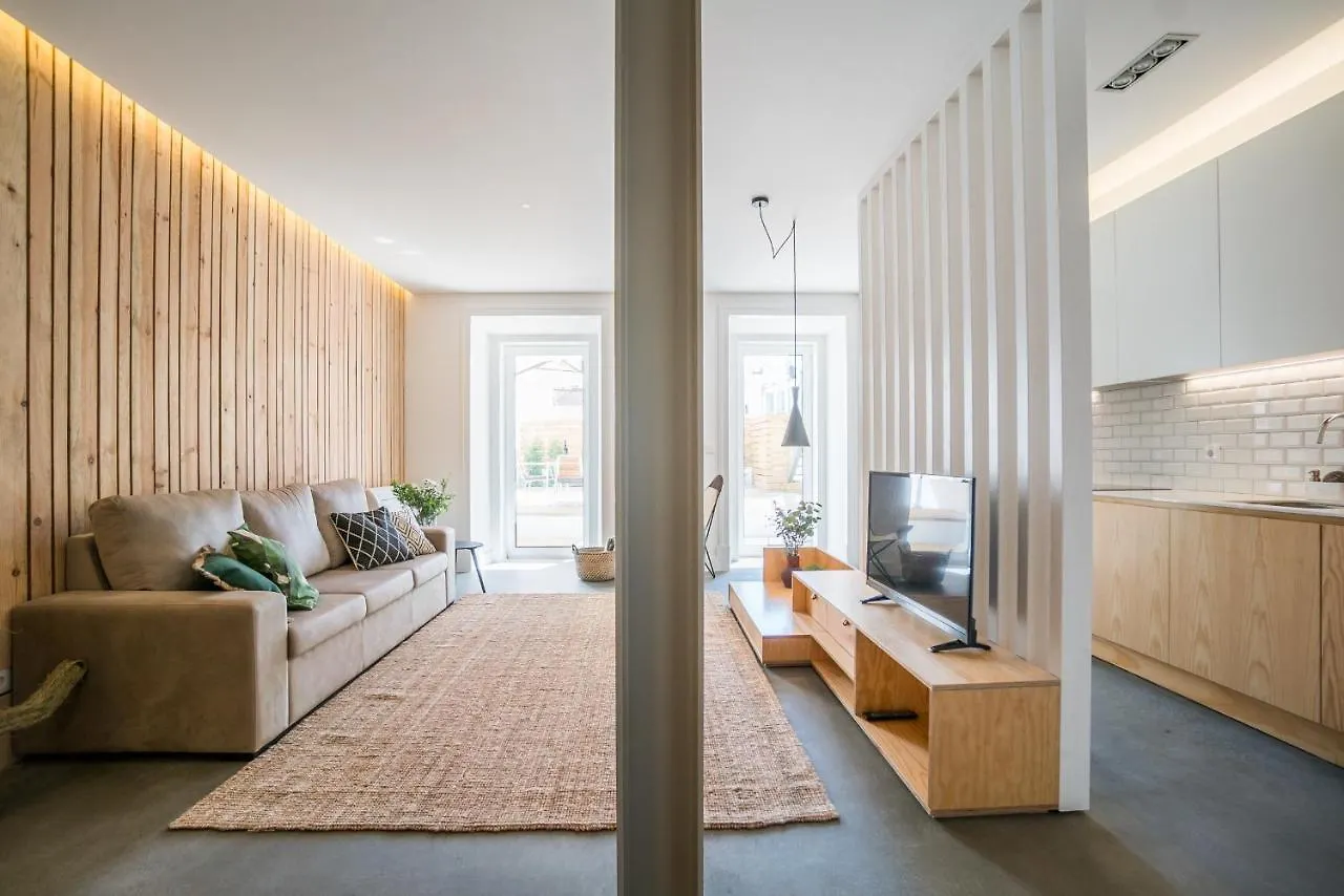 Wood Wall & Garden Apartment Lisbon