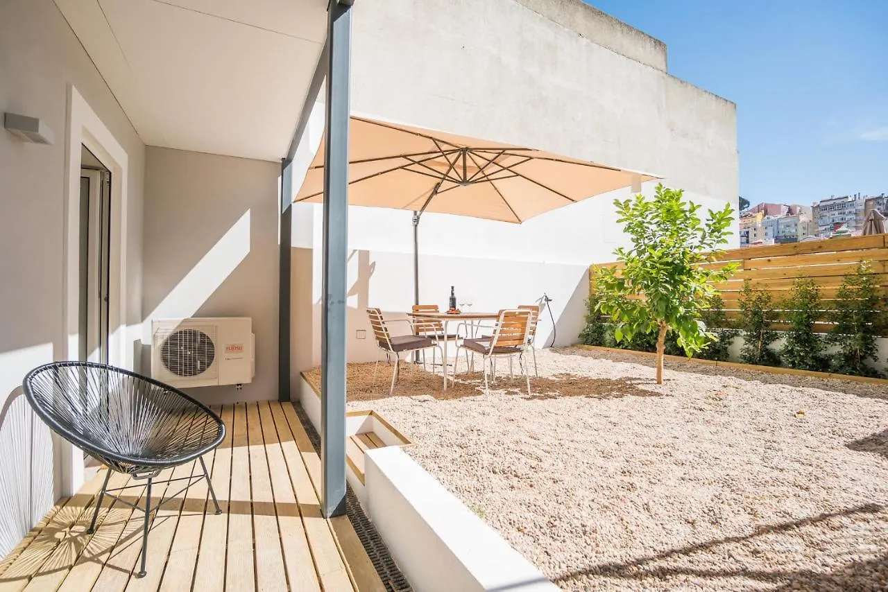 Wood Wall & Garden Apartment Lisbon