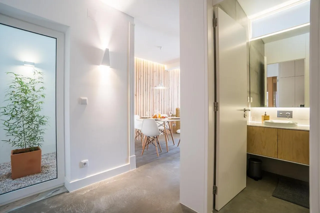 Wood Wall & Garden Apartment Lisbon