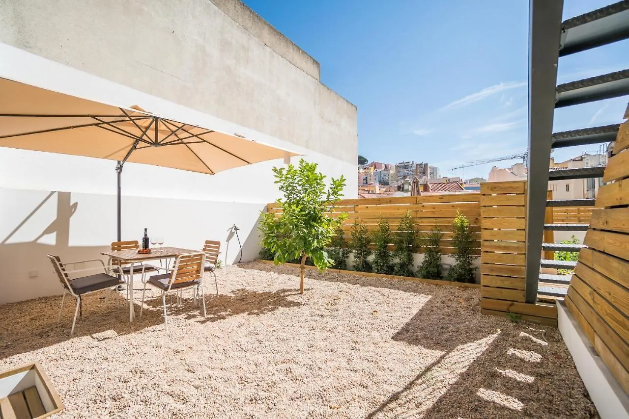 Wood Wall & Garden Apartment Lisbon