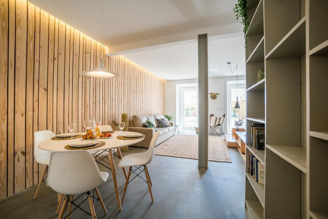 Wood Wall & Garden Apartment Lisbon