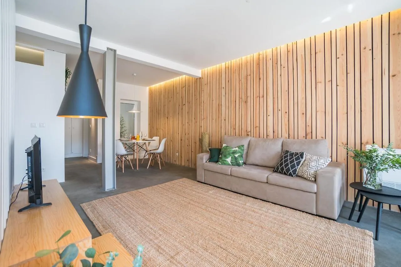 Wood Wall & Garden Apartment Lisbon