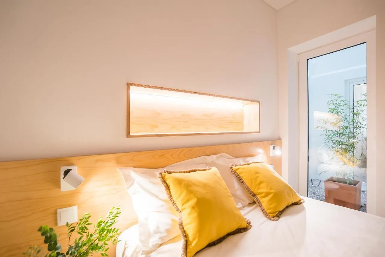 Wood Wall & Garden Apartment Lisbon