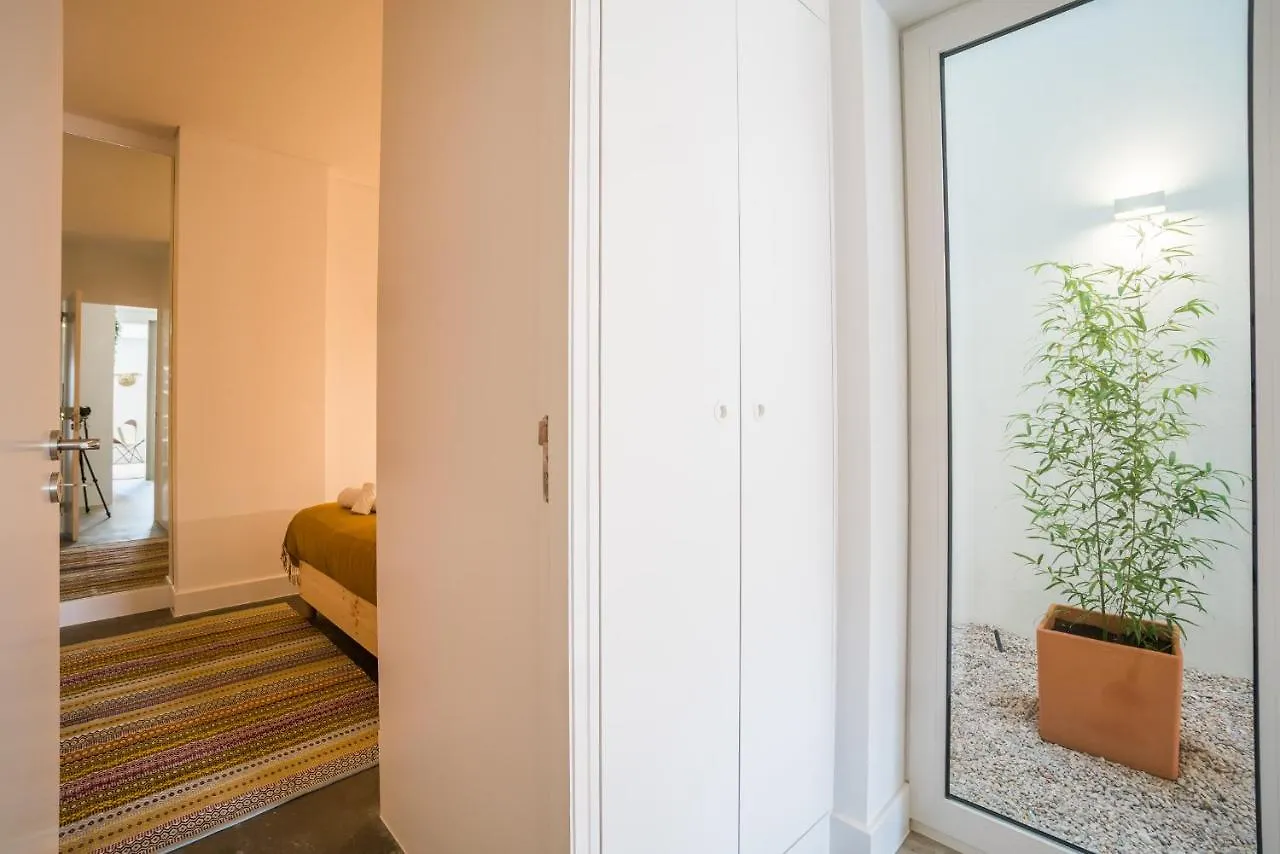 Wood Wall & Garden Apartment Lisbon
