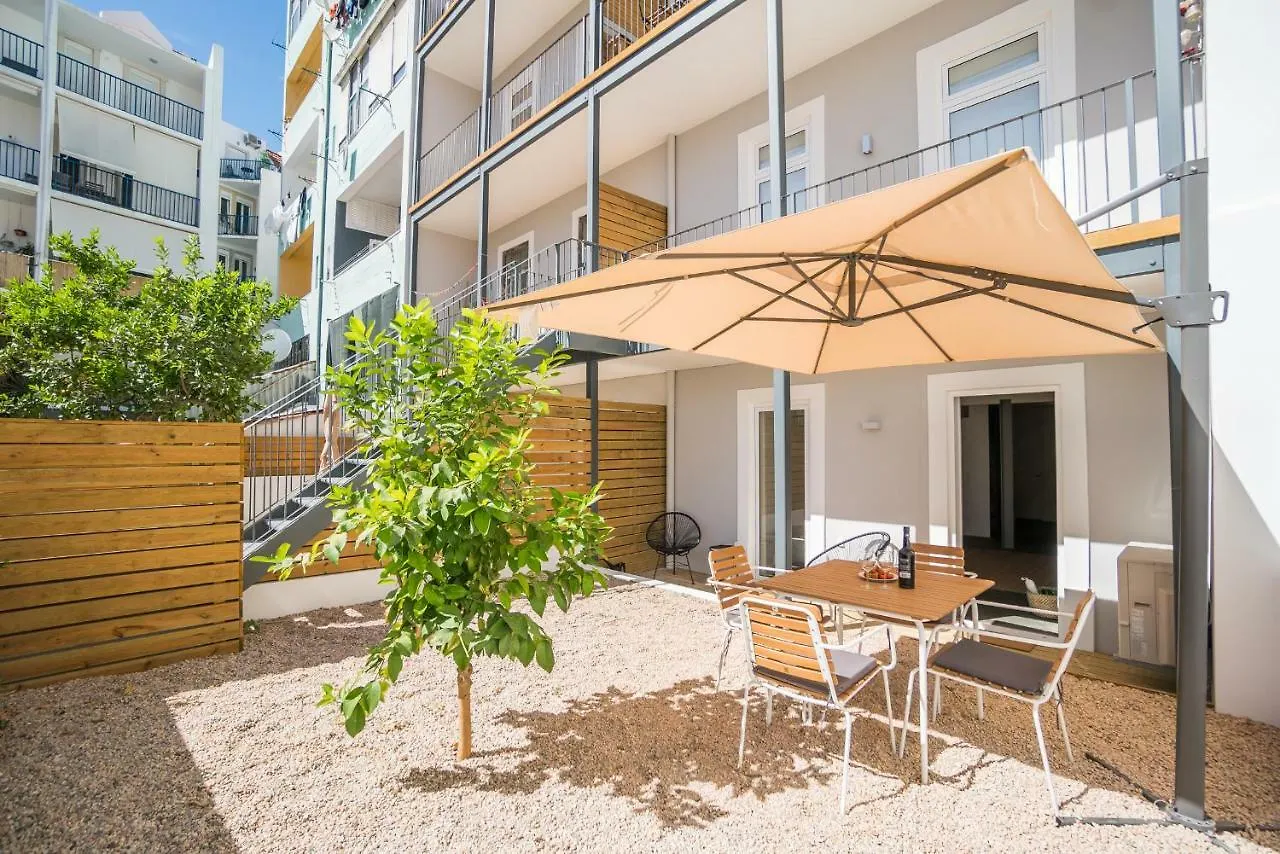 Wood Wall & Garden Apartment Lisbon