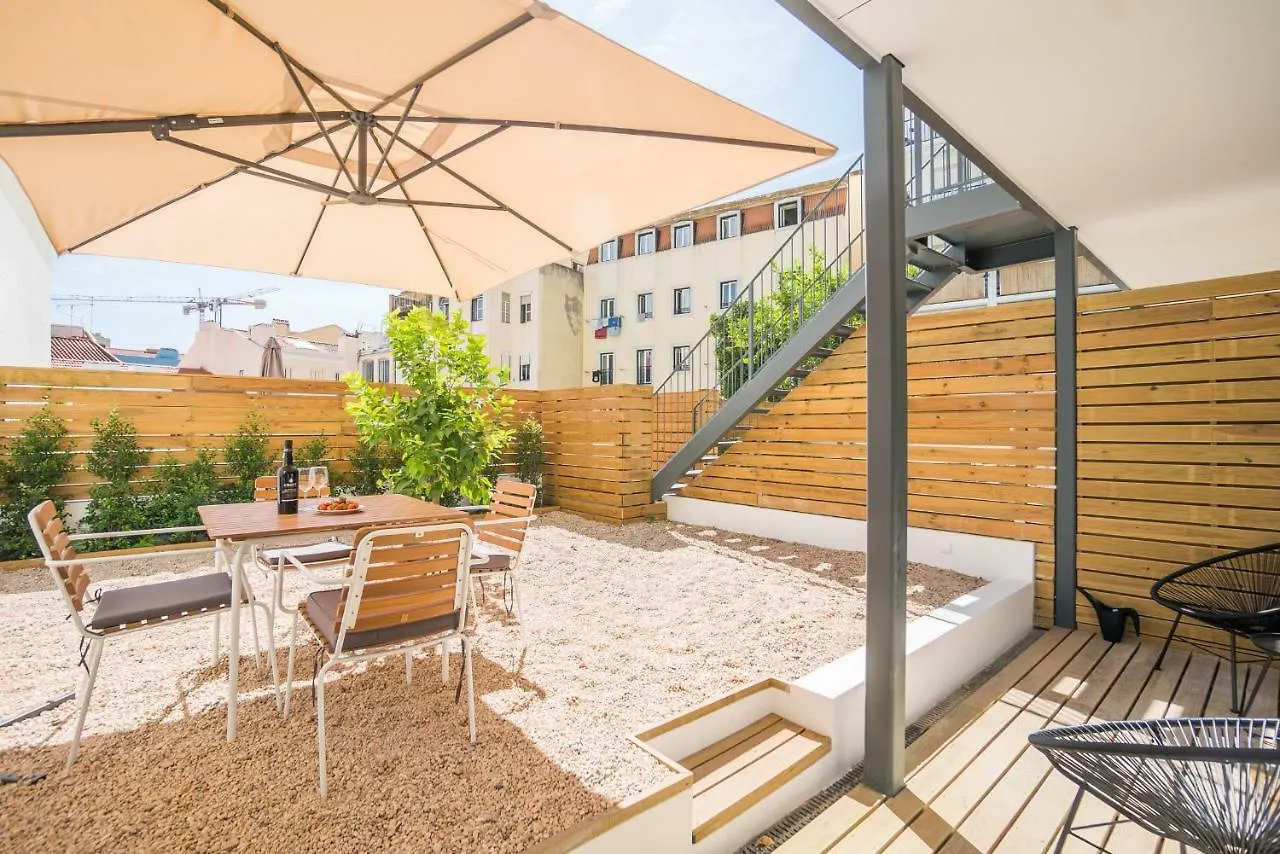 Wood Wall & Garden Apartment Lisbon